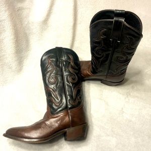 Durango Boots Size 8 Beautiful stitched design in leather